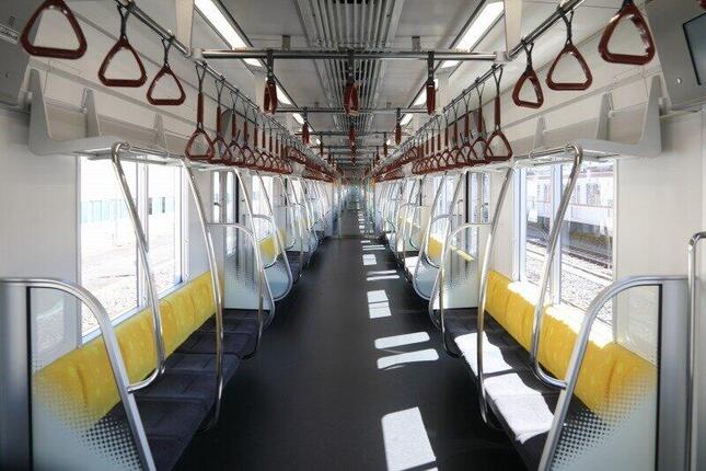 内装面でも、座席をはじめとする車内空間を有楽町線・副都心線の色彩（ゴールド・ブラウン）に同調させ、スタイリッシュなデザインを強調した。
