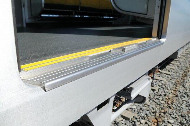 ドアの出入り口の部分に約10度の傾斜をつけて、これまでの車種よりも1センチほど段差も少なくなった