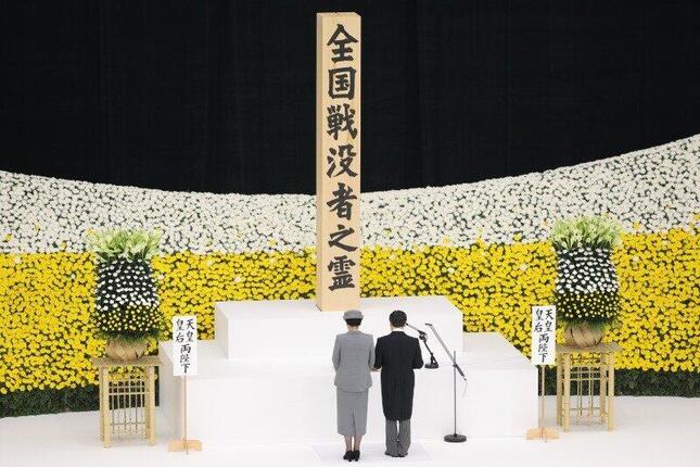 全国戦没者追悼式で「おことば」を述べる天皇陛下（写真右）