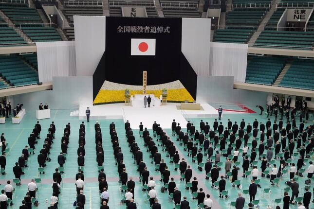 参列者は例年の10%未満だった