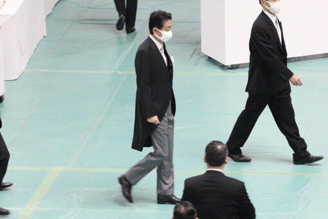 安倍晋三首相の態度をめぐり永田町では臆測が広がっている（写真は8月15日撮影）