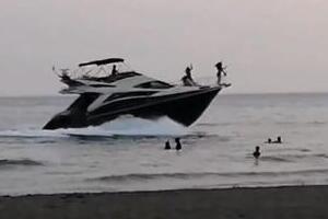 クルーザーが浜辺に接近...由比ガ浜の動画物議　「サーファーに依頼された」と船長、海保は注意指導