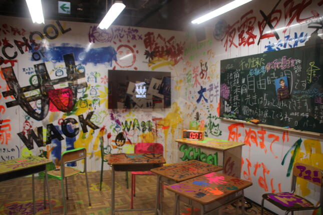 WACKメンバーが思い思いに落書きした「教室」。ここに登場するメンバーとガラス越しに対面も可能