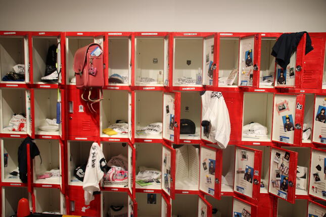 WACKメンバーの私物が学校風にロッカーにあしらわれた展示