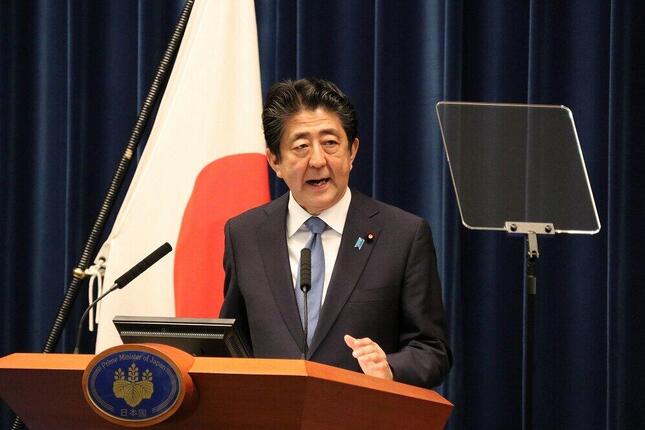 プロンプターを使用して会見に臨む安倍首相（2020年6月18日撮影）
