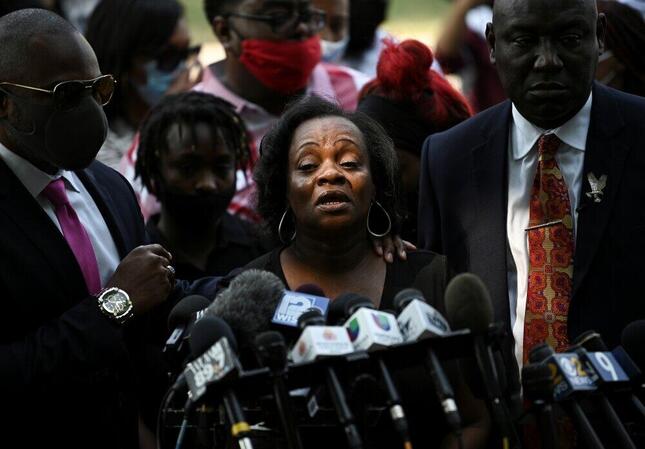 25日、記者の取材に応じた被害者の母・ジャクソンさん（写真：ロイター/アフロ）