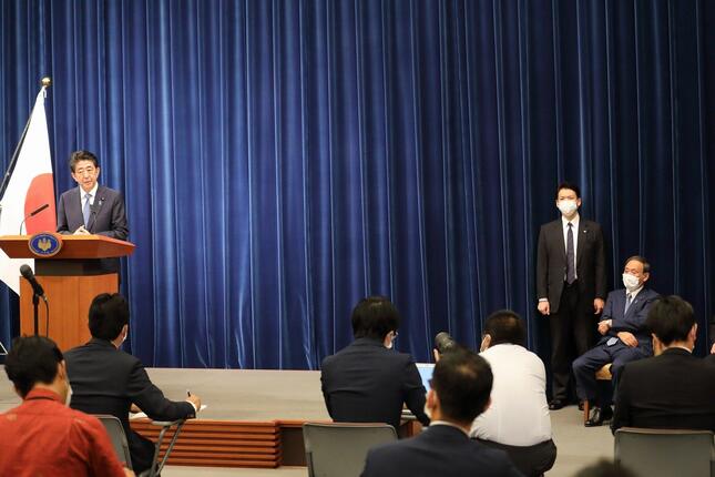 辞任会見は一部で厳しい質問も飛んだ