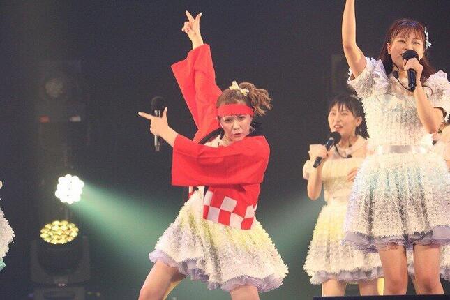 ステージ上で「ヲタ芸」を披露する村重杏奈さん。曰く「やっぱりオタクがいないなら、自分がオタクをするしかない」。
