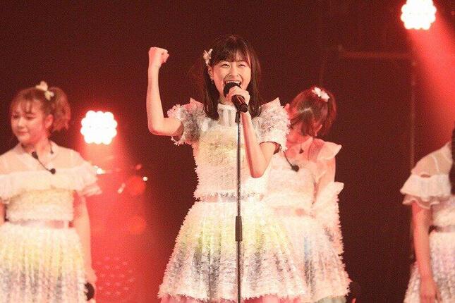 「しぇからしか!」を熱唱する松岡はなさん
