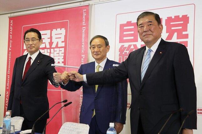 左から自民党総裁選に立候補した岸田文雄政調会長、菅義偉官房長官、石破茂元幹事長