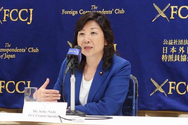 記者会見する自民党の野田聖子幹事長代行