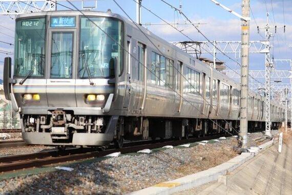 半世紀でJR西日本の看板列車に成長した新快速（画像は223系）