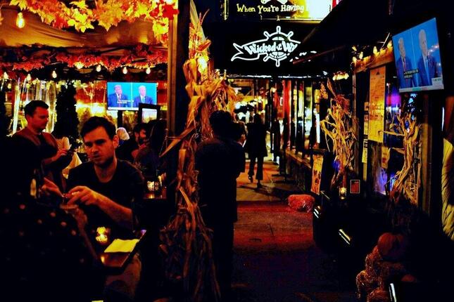 大統領選の最後の討論会をニューヨークのバーで見る人たち（2020年10月、筆者撮影）