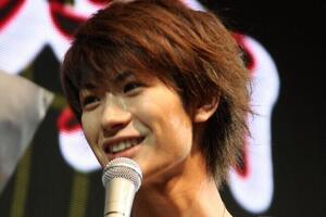 横には「ローラ」役の三浦春馬さん　小池徹平がツーショット写真に添えたメッセージ