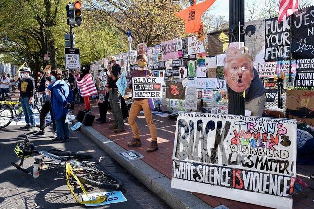 ホワイトハウス前の「ブラック・ライブズ・マター・プラザ」でバイデン勝利を叫ぶ人たち（2020年11月、ワシントンで筆者撮影）