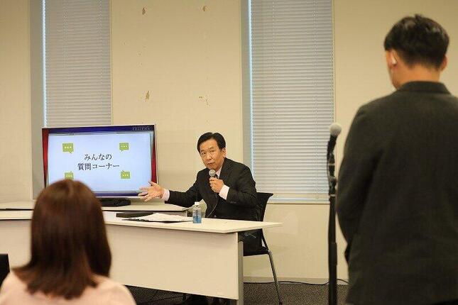 「N高政治部」部員の質問に答える立憲民主党の枝野幸男代表。SNSの活用法について持論を述べた