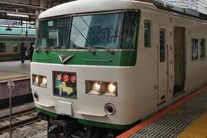 去り行く「185系」とホームライナー　東海道線「特急体系一新」はひとつの時代の区切りに 