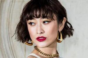 山田優、手作りのマスクチェーン披露　カラフルなネックレス風、「私には必需品だった」