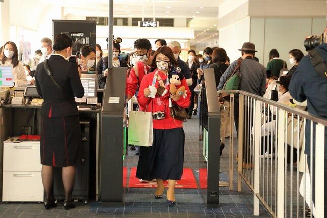 初便には思い思いの格好をしたディズニーファンが搭乗した