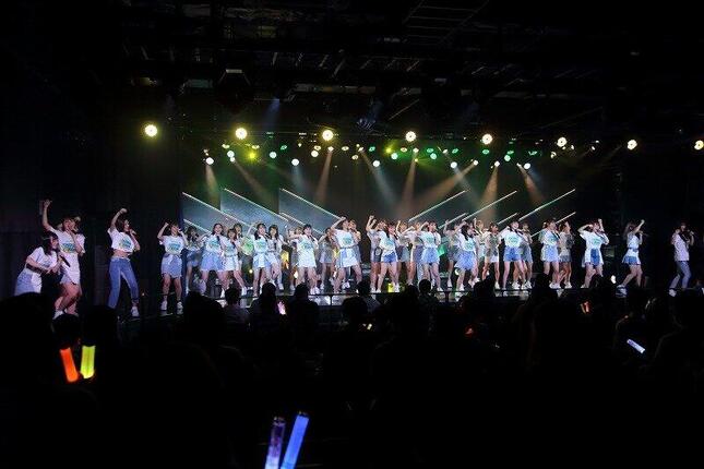 9周年特別記念公演にはメンバー49人が参加。「チームH」キャプテンの松岡菜摘さんは「10周年を迎える頃までに、みんなにいろんないい報告ができていたら」と意気込んだ。