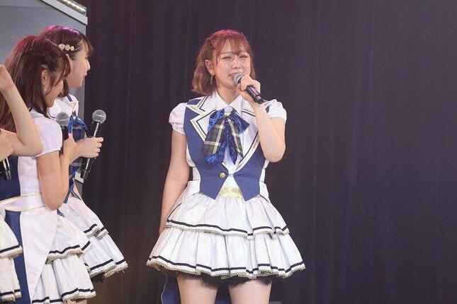 ステージで突然大粒の涙を流した村重杏奈さん。「人数は減っちゃったけど、みんなのこと、ずっとずっと大好き！」と声を絞り出した