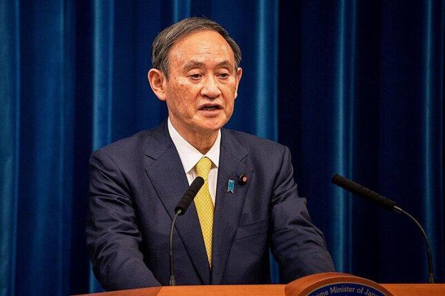 記者会見する菅義偉首相。国内で「ぶら下がり」ではない記者会見を開くのは2か月半ぶり2回目だ