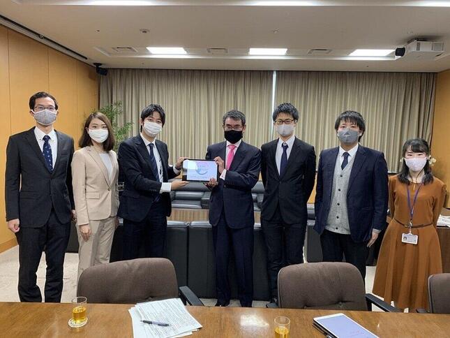 河野太郎行政改革担当相に提言した「若手が考えるミライの霞が関プロジェクト」のメンバー
