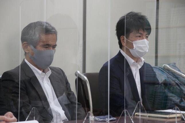 記者会見する松永拓也さん（右）と、真菜さんの父・上原義教さん