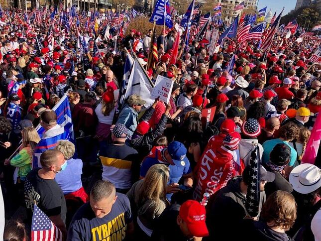 米大統領選の「不正」を訴え、首都ワシントンに集まったトランプ支持者たち（2020年11月、筆者撮影）