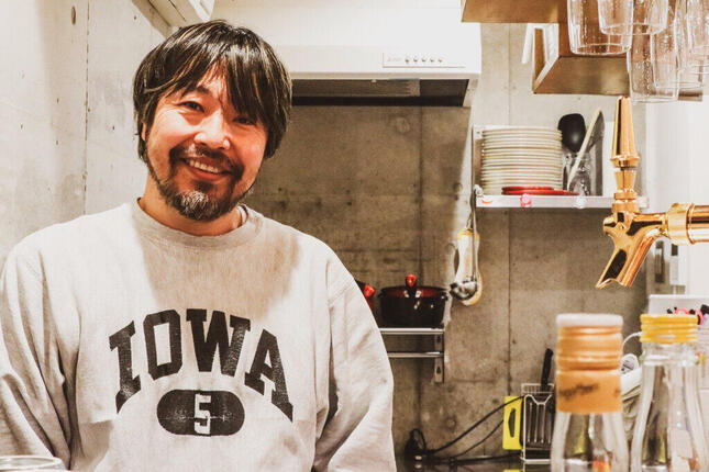 「カレーの店・八月」で取材に答えてくれた曽我部恵一さん
