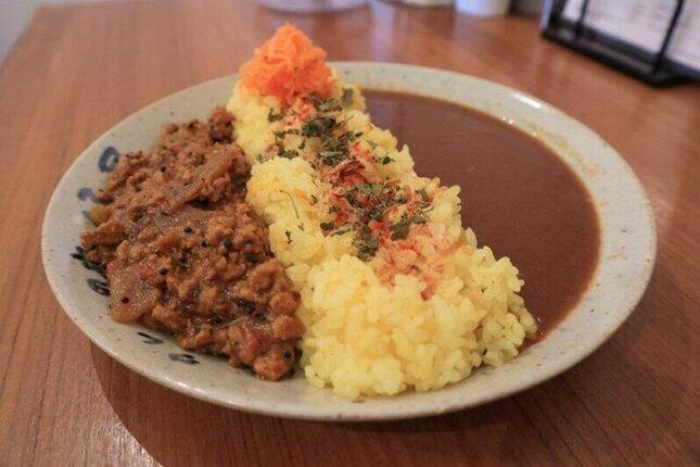 「カレーの店・八月」で提供されている「八月カレー＋あいがけキーマ」（税込み1090円）。