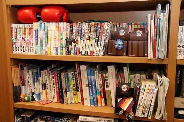 事務所にもお気に入りの漫画が置かれている。