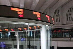 「アビガン見送り」で急落も...　富士フイルムHDの株価「乱高下」の背景