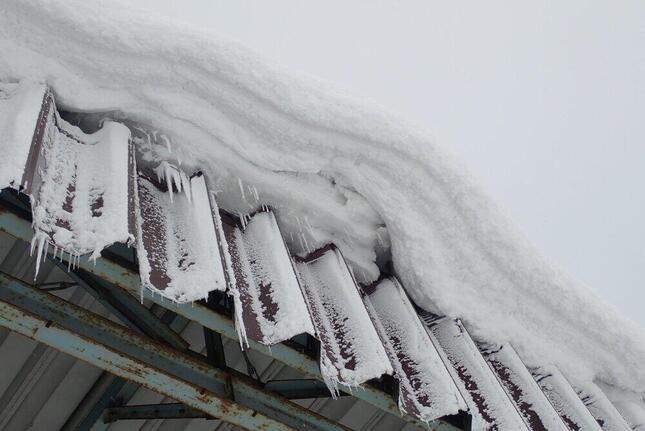 これが「雪ぴ（雪庇）」。雪下ろし時の事故や、落雪につながりやすく危険だ（あおもりくまさん撮影、Wikipedia日本語版より）