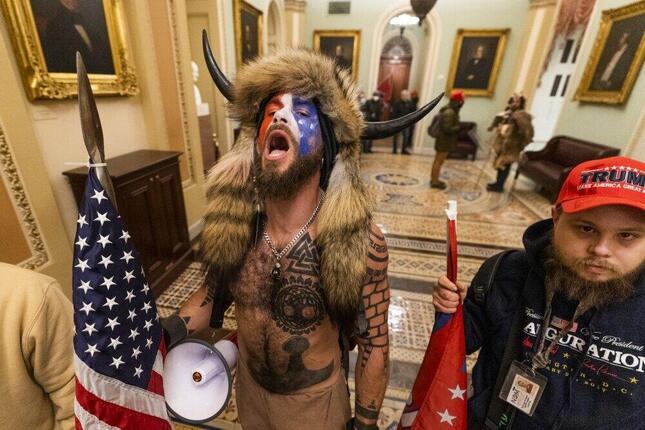 議会に乱入した「バッファロー男」ら（写真：AP/アフロ）