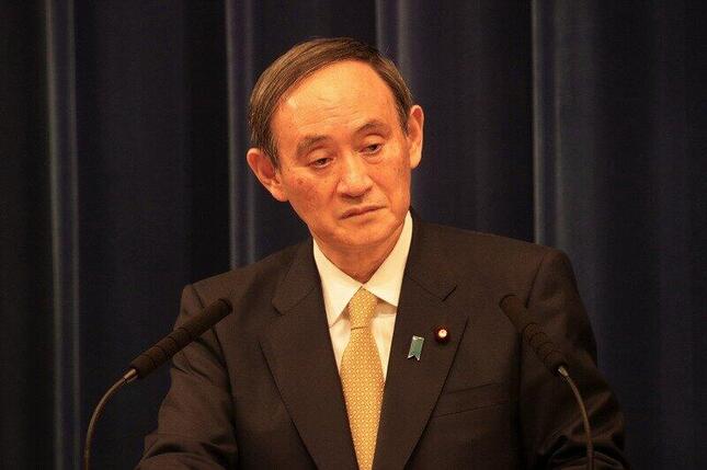 記者会見する菅義偉首相。緊急事態宣言の対象地域拡大について「結果的に見通しが甘かったのではないか」という指摘が出た