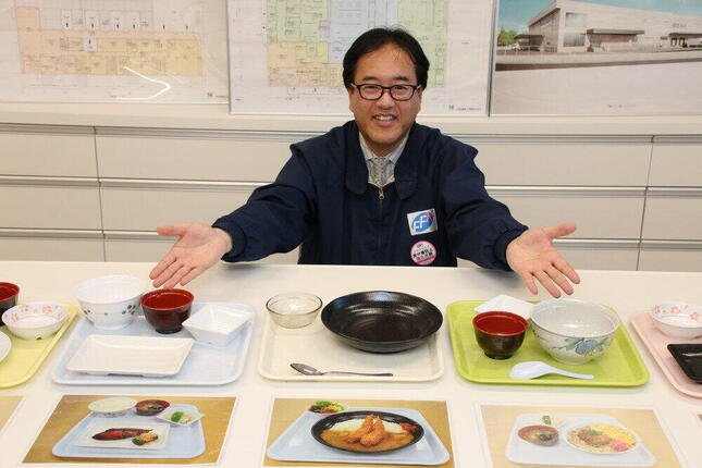 食堂で使われている食器とメニューの一部を紹介する渋谷社長
