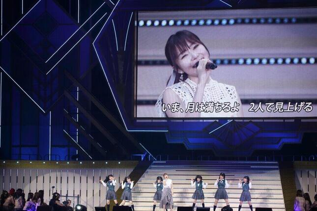 新公演「いま、月は満ちる」の表題曲を2019年5月の「大感謝祭」コンサートで披露する指原莉乃さん。バックダンサーはHKT48の5期生が務めた（2019年5月撮影）