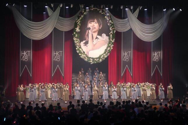 2019年のコンサートツアーのサブタイトルには「あの支配人からの、卒業。」を掲げた。オープニングでは指原さんの肖像画を囲んでパフォーマンスした（2019年10月撮影）