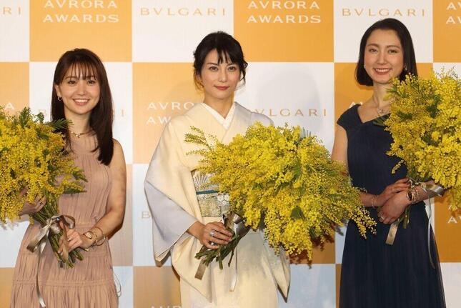 左から大島優子さん、柴咲コウさん、伊藤詩織さん。国際女性デーにちなんで、ミモザの花束を手に写真撮影に臨んだ