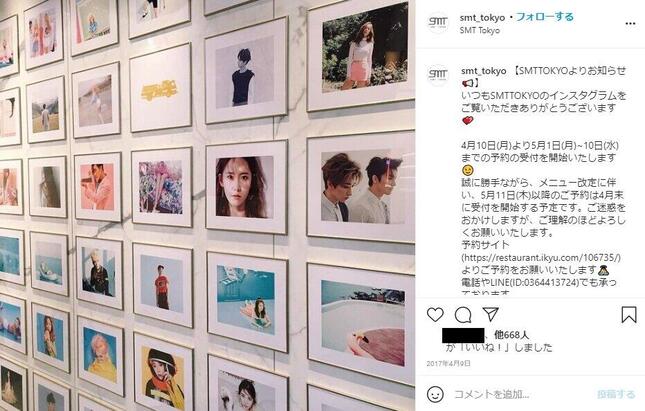 所属アーティストのポスター写真の掲示やグッズ販売などが行われていた