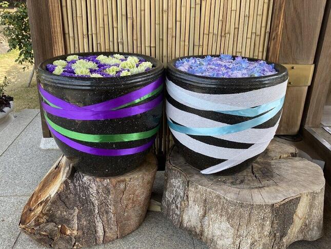 手や口を清める手水舎（ちょうず）の手水鉢を花などで飾ったもの