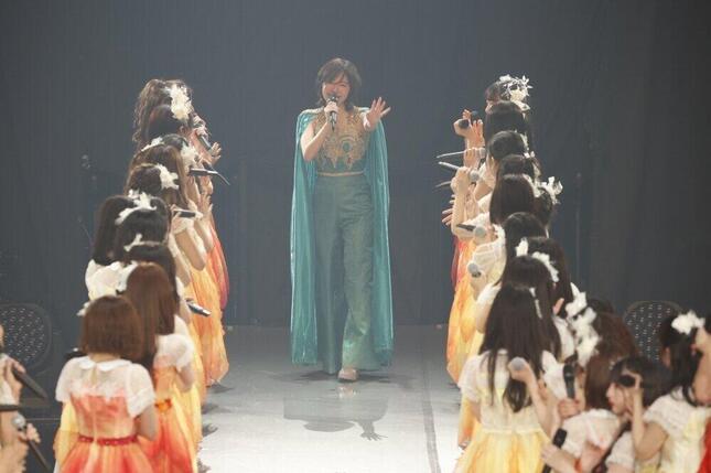 SKE48の松井珠理奈さんは、メンバーが作った花道を歩いてステージを後にした （c）2021 Zest,Inc./AEI