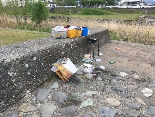 BBQのゴミなどが放置されていた（写真は、松本市公園緑地課提供）