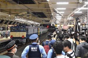 JR国立駅で撮り鉄が「罵声大会」　運行情報が漏れて100人集結、警察も出動