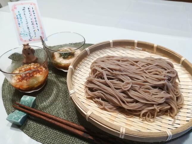 ラー油を加えた麵つゆで食べる蕎麦は「激ウマ！」だそうだ（画像：柄木田製粉提供）