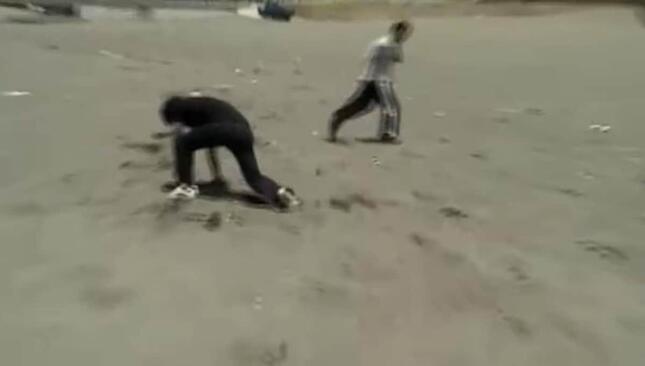 座り込むスプレーを浴びた男性