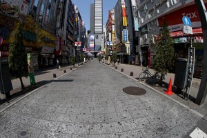 歌舞伎町広場が「無法地帯」化、路上飲みに乱痴気騒ぎも　「巡回して注意していますが...」新宿区が対応に苦慮