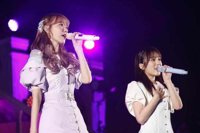 宮脇咲良さん（写真左）は、卒業コンサートで矢吹奈子さん（右）とIZ*ONEの楽曲「夢を見ている間」を披露した（c）Mercury