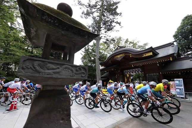 大國魂神社境内を通過するロードレース選手の集団（写真：ロイター/アフロ）